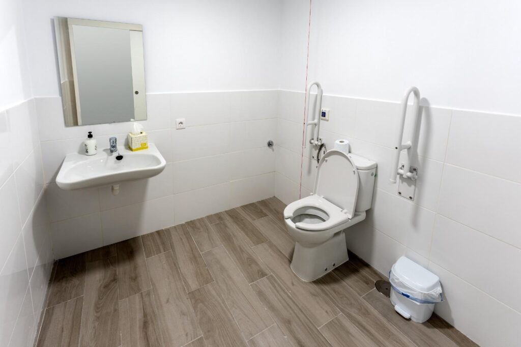 Cuarto de baño limpio y moderno en clínica de podología, Santa Cruz de Tenerife